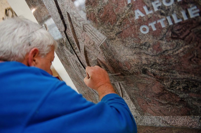 Stölzle Natursteine Altenstadt: Ihr Meisterbetrieb für Grabstein, Urnenstein und Grabgestaltung aus Marmor und Granit. Unsere Erfahrung ist Ihre Stütze in schweren Zeiten.