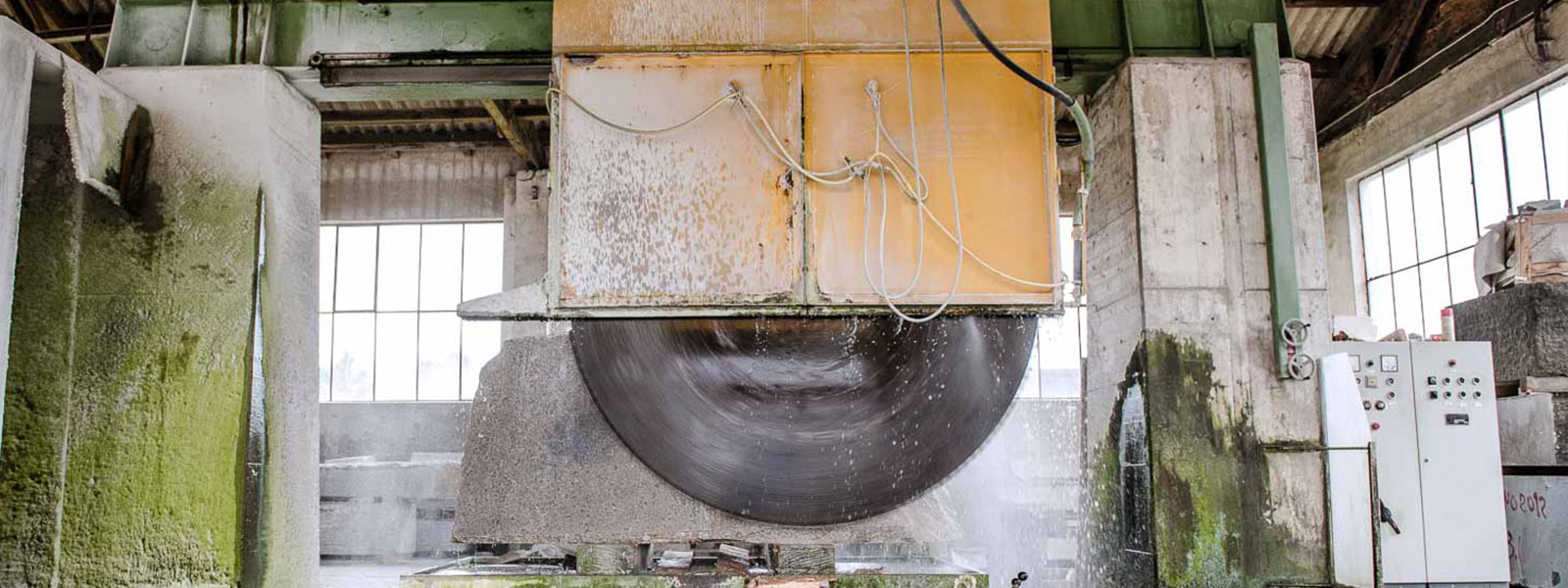 Große Maschinen für große Natursteine. Vom 2,80 m-Durchmesser Sägeblatt bis CNC-gesteuerte Brückensäge: Der Maschinenpark Natursteinwerk Stölzle, Altenstadt 