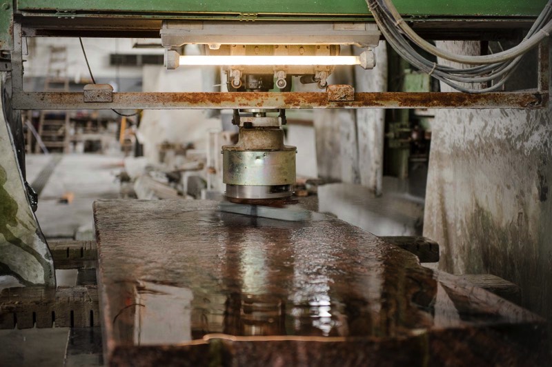 Große Maschinen für große Natursteine. Vom 2,80 m-Durchmesser Sägeblatt bis CNC-gesteuerte Brückensäge: Der Maschinenpark Natursteinwerk Stölzle, Altenstadt 