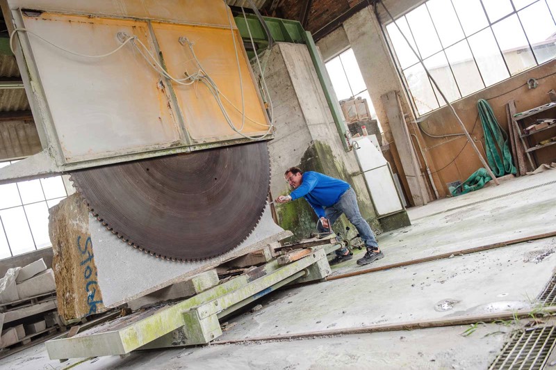 Große Maschinen für große Natursteine. Vom 2,80 m-Durchmesser Sägeblatt bis CNC-gesteuerte Brückensäge: Der Maschinenpark Natursteinwerk Stölzle, Altenstadt 