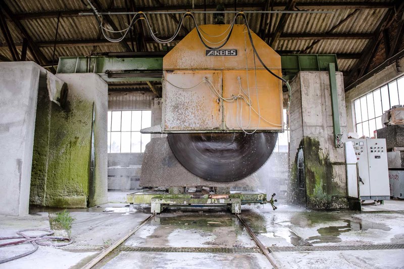 Große Maschinen für große Natursteine. Vom 2,80 m-Durchmesser Sägeblatt bis CNC-gesteuerte Brückensäge: Der Maschinenpark Natursteinwerk Stölzle, Altenstadt 