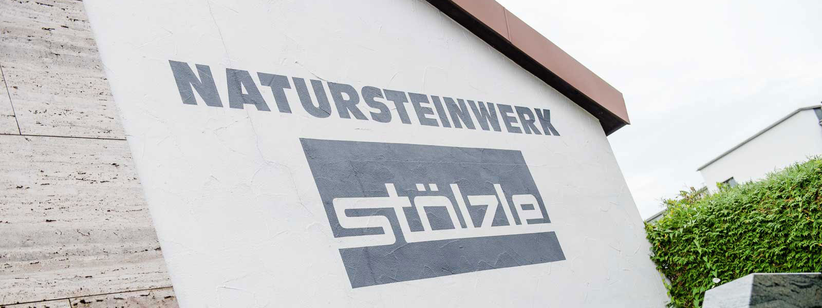 Natursteinwerk Stölzle: Über 110 Jahre Steinmetz-Tradition in Marmor und Granit. Handwerklicher Familienbetrieb seit vier Generationen in Altenstadt/Iller.