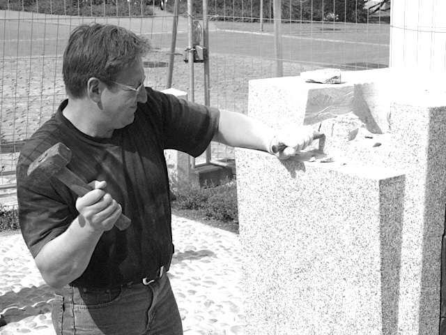 Natursteinwerk Stölzle: Über 110 Jahre Steinmetz-Tradition in Marmor und Granit. Handwerklicher Familienbetrieb seit vier Generationen in Altenstadt/Iller.